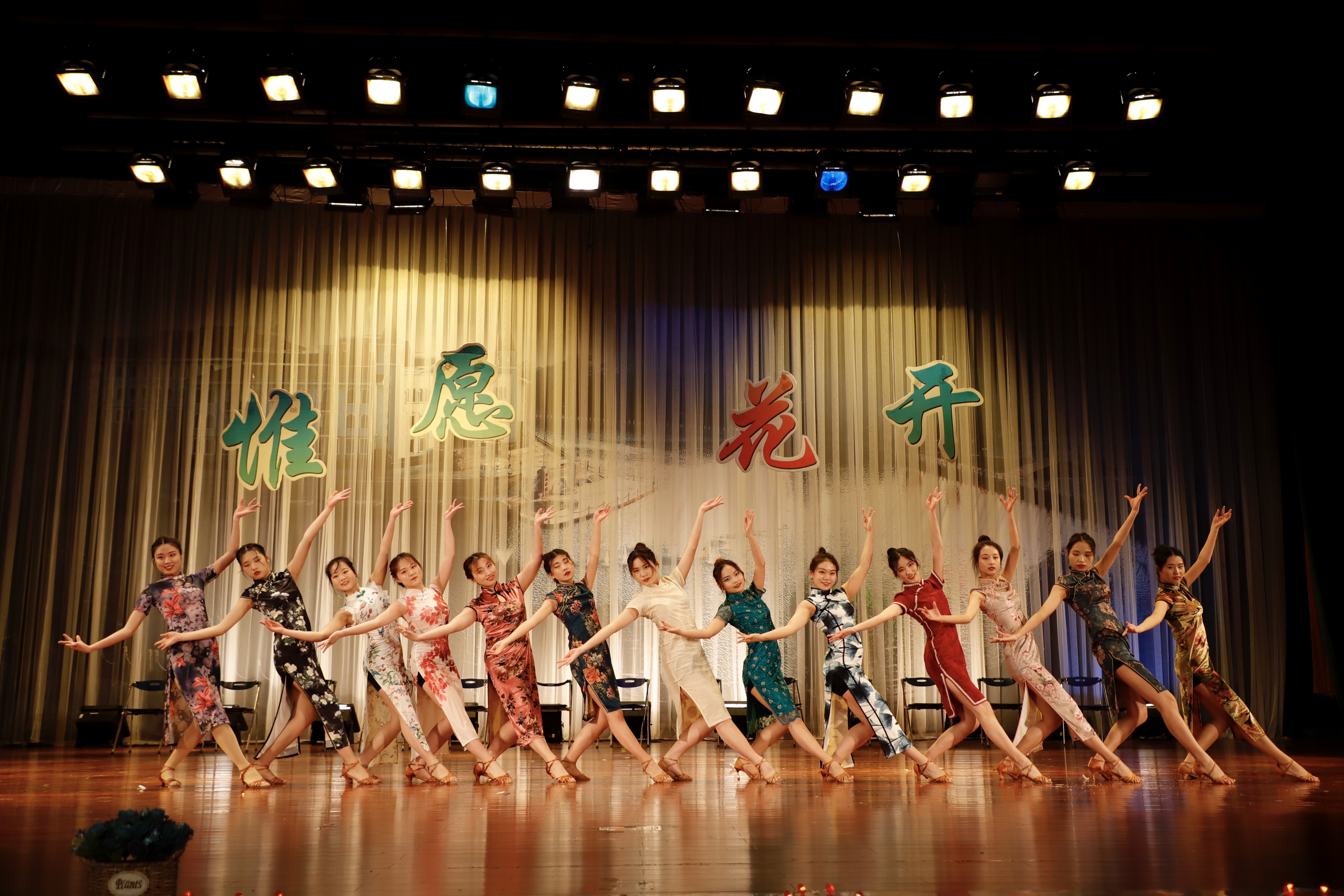 我院大学生艺术团"惟愿花开"——纪念五四运动一百周年文艺晚会圆满