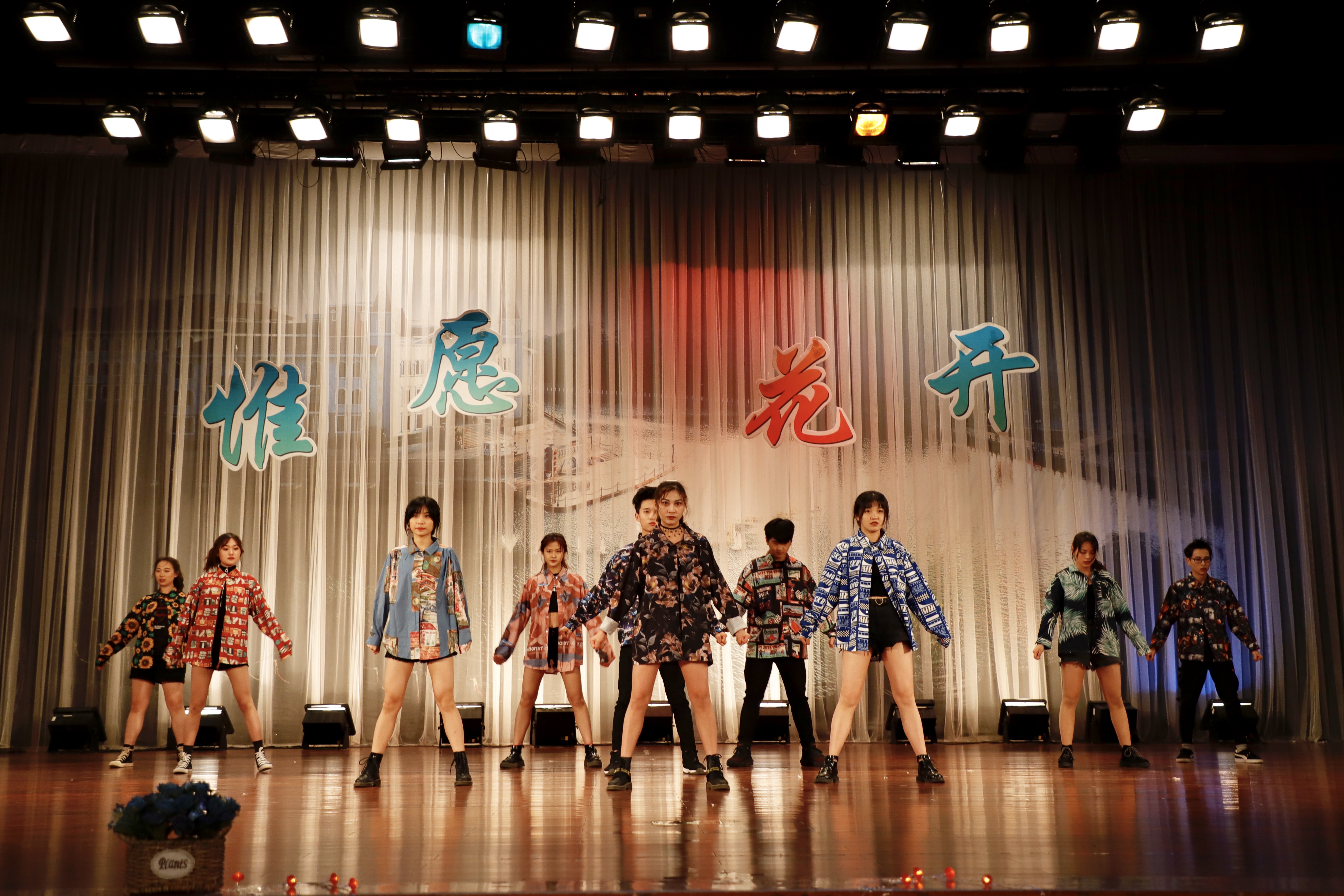 我院大学生艺术团"惟愿花开"——纪念五四运动一百周年文艺晚会圆满